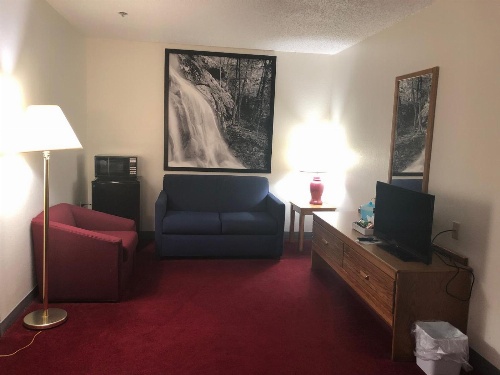 Super 8 by Wyndham Front Royal image 2